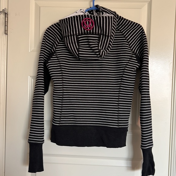 Lulu scuba hoodie with contrast material in hood - Picture 3 of 5